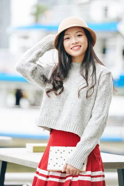 Bastante Joven Asiática Mujer Sombrero Sosteniendo Bloc Notas Sonriendo Cámara —  Fotos de Stock