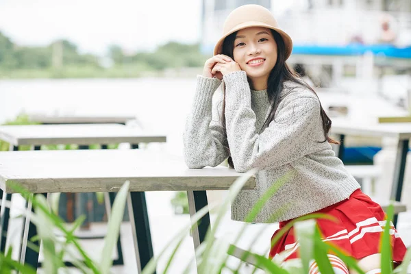 Ritratto Allegra Giovane Adolescente Vietnamita Seduta Tavola Nel Parco Sorridente — Foto Stock