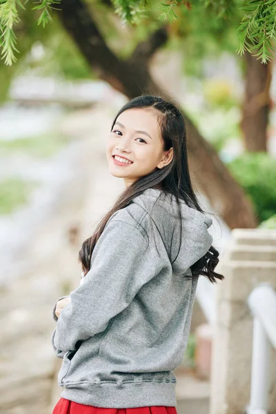 Bastante Feliz Vietnamita Adolescente Pie Calle Sonriendo Mirando Cámara —  Fotos de Stock