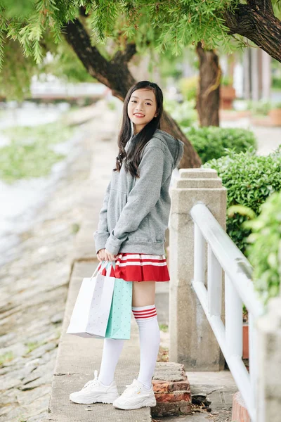 Schön Lächelnde Vietnamesische Teenagerin Knallrotem Rock Und Grauem Kapuzenpulli Steht — Stockfoto