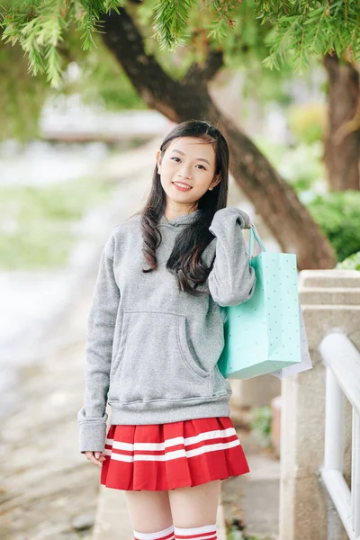 Retrato Linda Adolescente Positiva Menina Asiática Cinza Claro Com Capuz — Fotografia de Stock