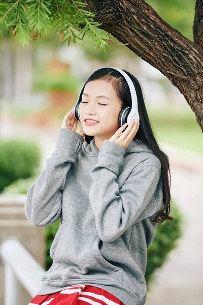 Vietnamita Adolescente Gostando Ouvir Música Fones Ouvido Quando Sentado Sob — Fotografia de Stock
