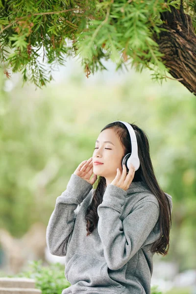 Hermosa Joven Vietnamita Adolescente Sonriendo Cerrando Los Ojos Escuchar Música —  Fotos de Stock