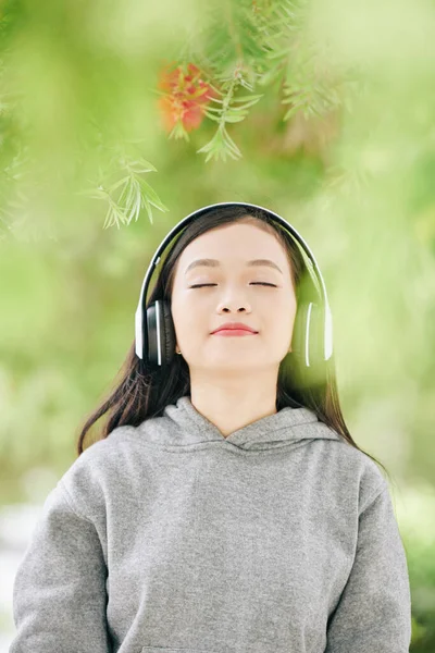 Porträtt Vacker Tonåring Asiatisk Flicka Hörlurar Blundar För Njutning När — Stockfoto