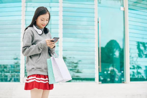 Giovane Donna Asiatica Con Shopping Bag Piedi All Aperto Controllare — Foto Stock