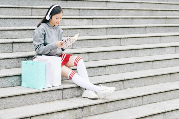 Adolescente Vietnamita Sentada Los Escalones Junto Las Bolsas Compra Escuchando —  Fotos de Stock