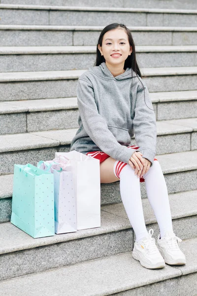 Feliz Asiática Adolescente Sentado Pasos Lado Bolsas Papel Después Compras —  Fotos de Stock