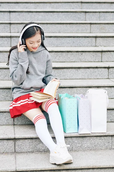 Sonriente Adolescente Escuchando Música Leyendo Libro Cuando Sienta Los Pasos —  Fotos de Stock
