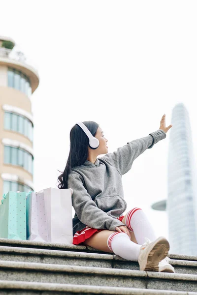 Positivo Adolescente Asiático Chica Sentado Pasos Papel Bolsas Escuchar Música —  Fotos de Stock