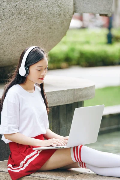 Vacker Tonåring Asiatisk Flicka Sitter Vid Fontänen Kodning Laptop Och — Stockfoto