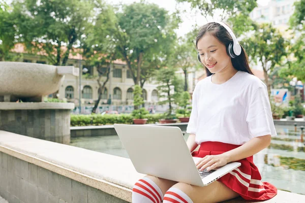 Estudante Ensino Médio Sorrindo Feminino Assistindo Webinar Laptop Quando Sentado — Fotografia de Stock