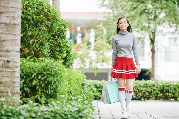 Preciosa Chica Adolescente Vietnamita Bonita Caminando Con Bolsas Compras Mano — Foto de Stock