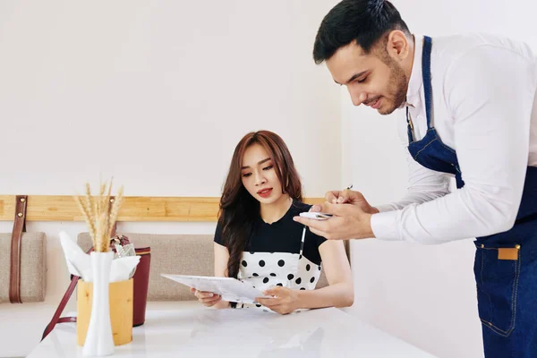 Beautiful Young Asian Woman Asking Waiter Dish Ingredients Making Order — Stock Photo, Image