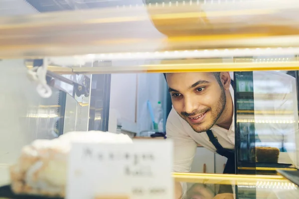 Sorridente Bel Barista Prendendo Pezzo Torta Gustosa Dalla Vetrina Cliente — Foto Stock