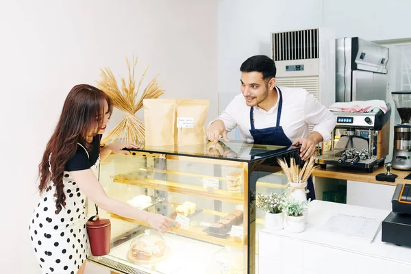 Sorrindo Muito Jovem Mulher Apontando Para Vitrine Pedindo Garçom Para — Fotografia de Stock