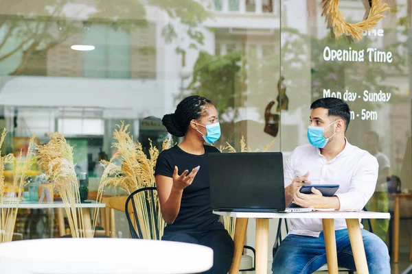 Multiethnische Unternehmer Medizinischen Masken Treffen Sich Cafétisch Und Diskutieren Die — Stockfoto