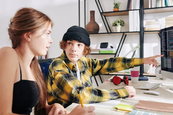 Adolescent Garçon Chemise Carreaux Chapeau Pointant Vers Écran Ordinateur Avec — Photo