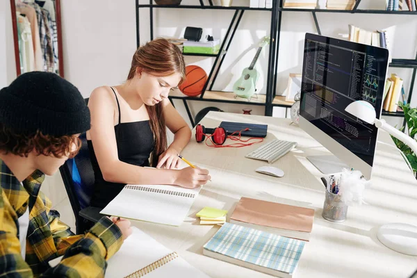 Adolescenti Che Imparano Informatica Casa Facendo Compiti Prendendo Appunti Nei — Foto Stock