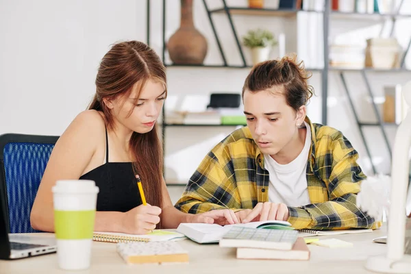 Tiener Meisje Helpen Klasgenoot Met Wiskunde Hem Uit Leggen Hoe — Stockfoto