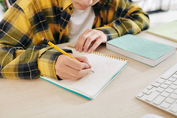 Συγκεντρωμένος Έφηβος Κάνει Σκίτσα Για Σχολική Του Εργασία Στο Σημειωματάριο — Φωτογραφία Αρχείου