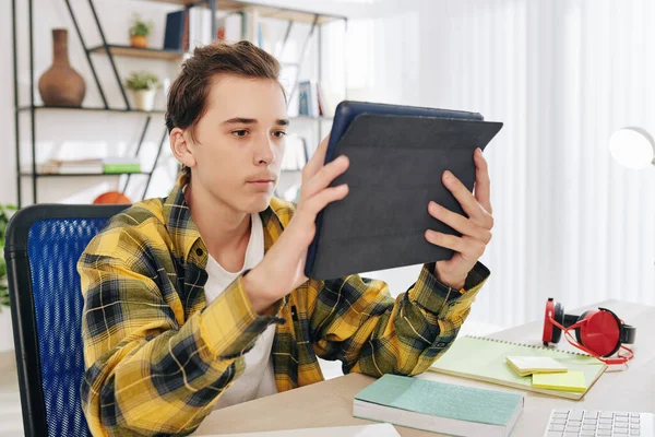 Σοβαρό Έφηβος Αγόρι Βλέποντας Βίντεο Διαβάζοντας Άρθρο Χρησιμοποιώντας Εφαρμογή Ψηφιακή — Φωτογραφία Αρχείου