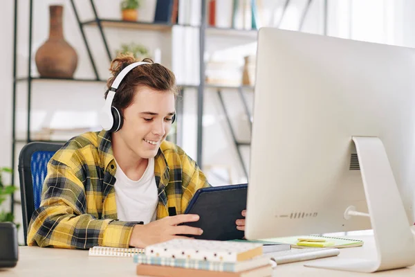 Ενθουσιασμένος Έφηβος Ακουστικά Βλέποντας Τηλεοπτικές Σειρές Στον Υπολογιστή Tablet Αντί — Φωτογραφία Αρχείου