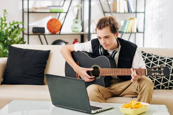 Genç Çocuk Tablet Bilgisayarda Webinar Izleyip Gitar Çalmayı Öğrenmeye Çalışıyor — Stok fotoğraf