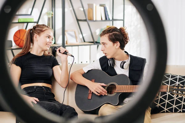 Elegante Adolescente Tocando Guitarra Cuando Hermana Canta Una Canción Micrófono —  Fotos de Stock