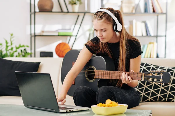 Chica Adolescente Seria Creativa Auriculares Inalámbricos Tocando Guitarra Escribiendo Una —  Fotos de Stock