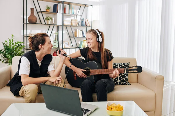 Usmívající Dospívající Dívka Sluchátkách Hraje Kytaru Když Její Přítel Zpívá — Stock fotografie