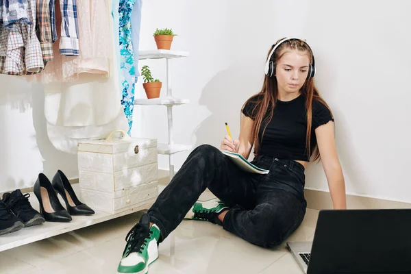 Adolescente Ragazza Cuffia Seduto Sul Pavimento Nella Sua Stanza Guardando — Foto Stock