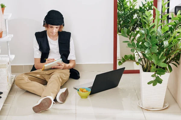Creatieve Tiener Blogger Koptelefoon Zitten Vloer Met Geopende Laptop Schrijven — Stockfoto