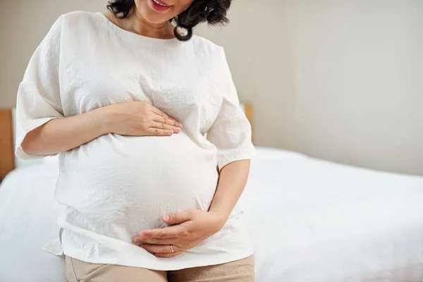 Imagen Recortada Una Joven Embarazada Sonriente Tocando Vientre Esperando Primer — Foto de Stock