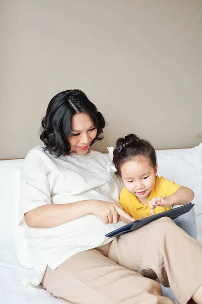 Genç Gülümseyen Anne Küçük Kızı Tablet Bilgisayarda Oyun Oynuyorlar — Stok fotoğraf