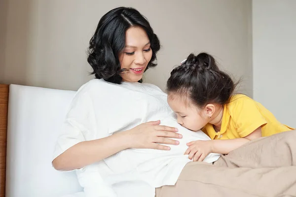 Adorable Niña Vietnamita Besando Vientre Madre Embarazada — Foto de Stock