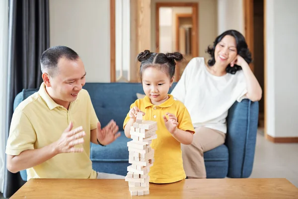 Szczęśliwy Ojciec Oklaskiwanie Cute Little Wietnamski Dziewczyna Budynku Wieży Drewnianych — Zdjęcie stockowe