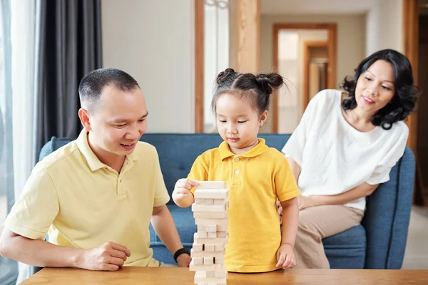 Vietnamesische Familie Verbringt Zeit Hause Und Baut Turm Aus Holzsteinen — Stockfoto