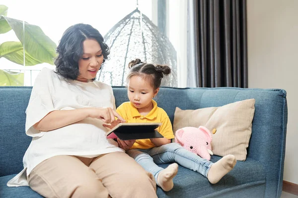 Usmívající Těhotná Vietnamská Žena Ukazuje Novou Zajímavou Hru Tabletu Počítače — Stock fotografie