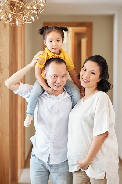 Szczęśliwa Ładna Ciężarna Wietnamka Pozująca Swoim Uśmiechniętym Mężem Małą Córeczką — Zdjęcie stockowe