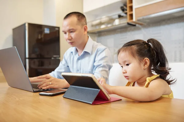 Allvarlig Vietnamesisk Man Som Svarar Post Laptop När Dottern Sitter — Stockfoto