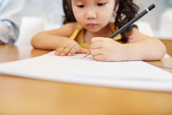白いシートに鉛筆で描く本格的な小さなアジアの女の子 選択的な焦点 — ストック写真