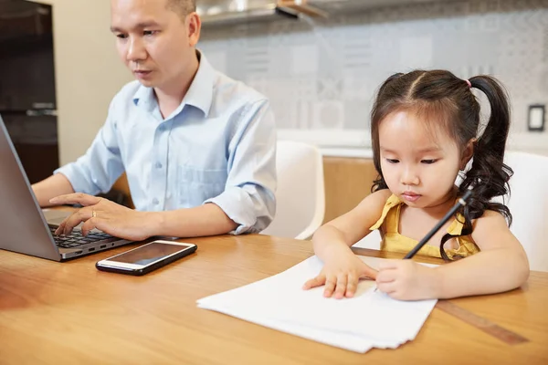 Hombre Vietnamita Serio Trabajando Computadora Portátil Escritorio Pequeña Niña Sentada — Foto de Stock