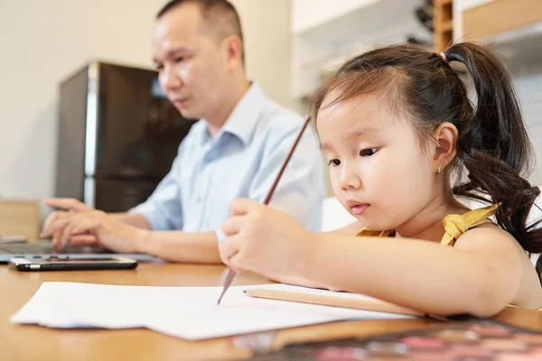 Маленька Єтнамська Дівчинка Яка Малює Олівцем Сидячи Столом Поруч Батьком — стокове фото