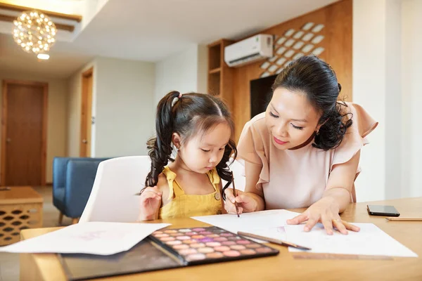 きれいなアジアの女性を助ける娘で絵を描くとき彼らは家で隔離のために時間を過ごす — ストック写真