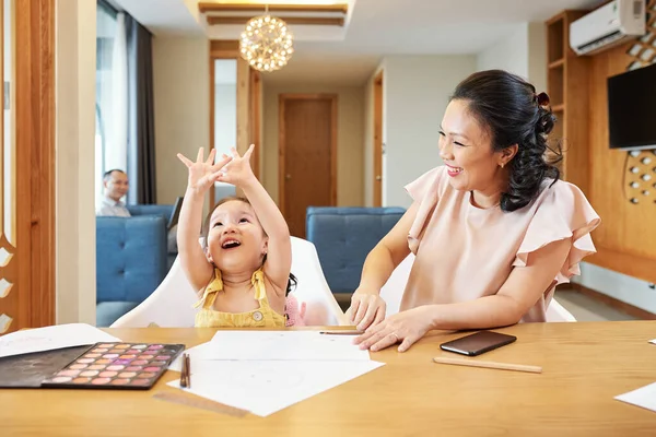 Ibu Tertawa Melihat Putri Kecilnya Yang Lucu Menggambarkan Idenya Untuk — Stok Foto