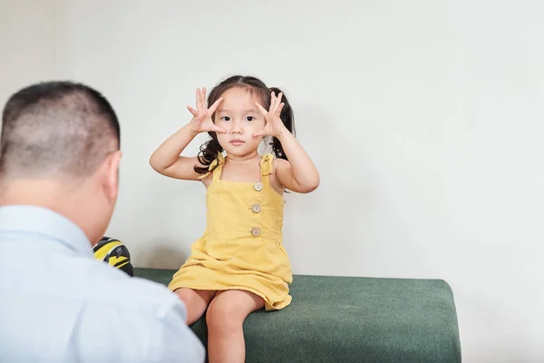 Niña Vietnamita Sentada Banco Suave Haciendo Gesto Ojos Anchos Cuando —  Fotos de Stock