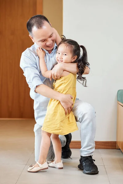 Щасливий Батько Обіймає Свою Усміхнену Чарівну Маленьку Дочку — стокове фото