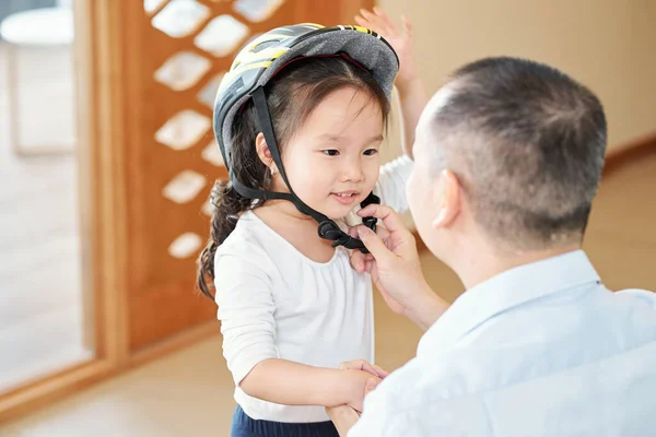 Adorable Niña Vietnamita Pidiendo Padre Que Quite Casco Bicicleta Cuando — Foto de Stock