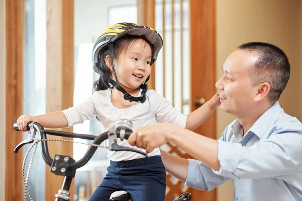 Pequeña Chica Asiática Tocando Cara Padre Ayudando Con Bicicleta Por — Foto de Stock