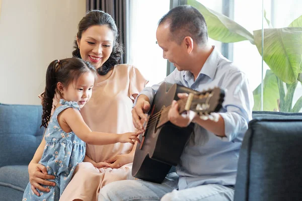 Vietnamese Singt Und Spielt Gitarre Für Seine Kleine Tochter Und — Stockfoto